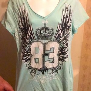 Cute shirt no flaws only wore a couple of times.